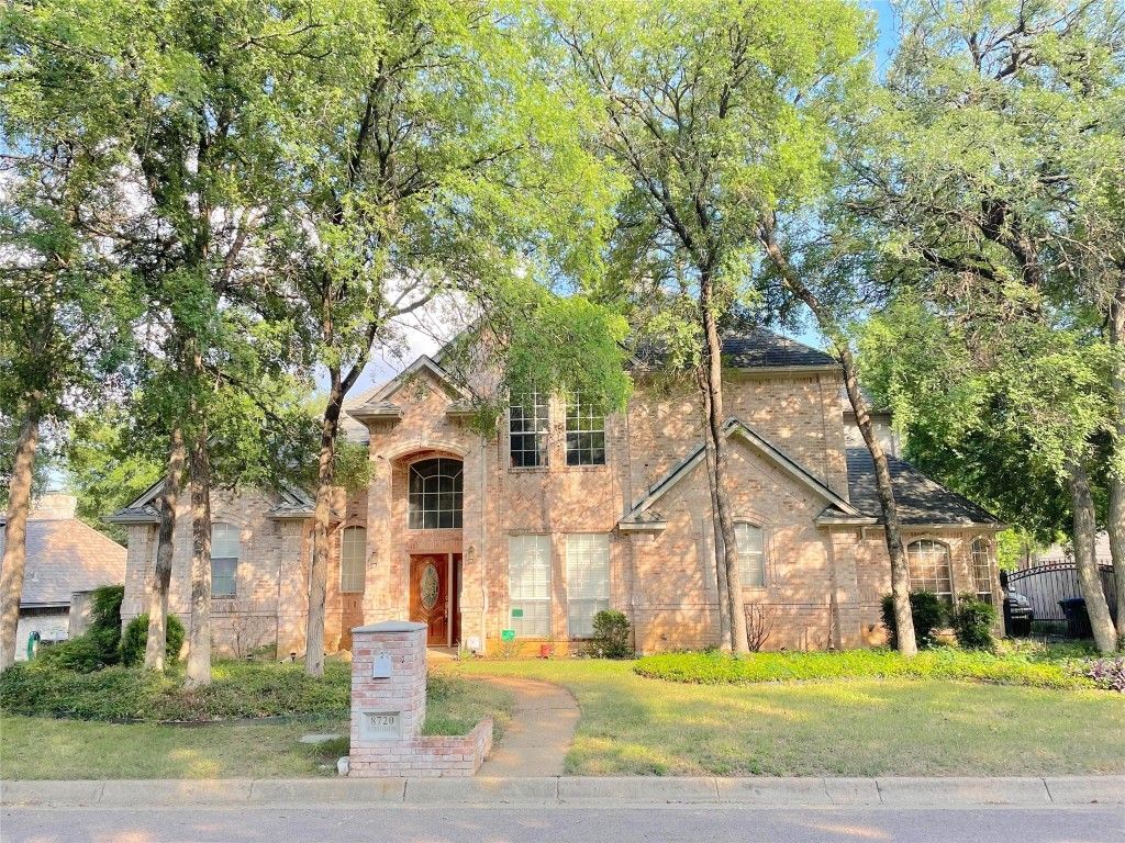 8720 Racquet Club Dr, Fort Worth, TX 76120
