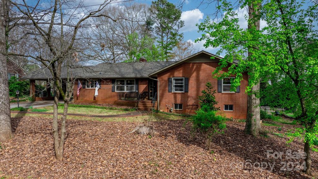 1523 Brentwood Dr, Newton, NC 28658
