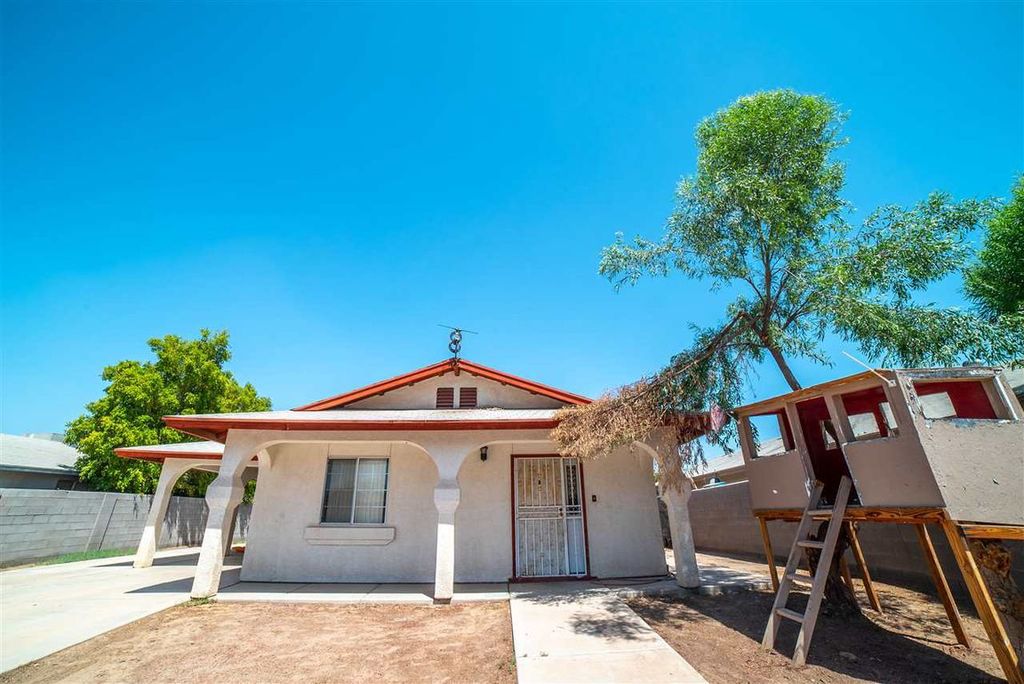 710 W Calle Depaz, Somerton, AZ 85350