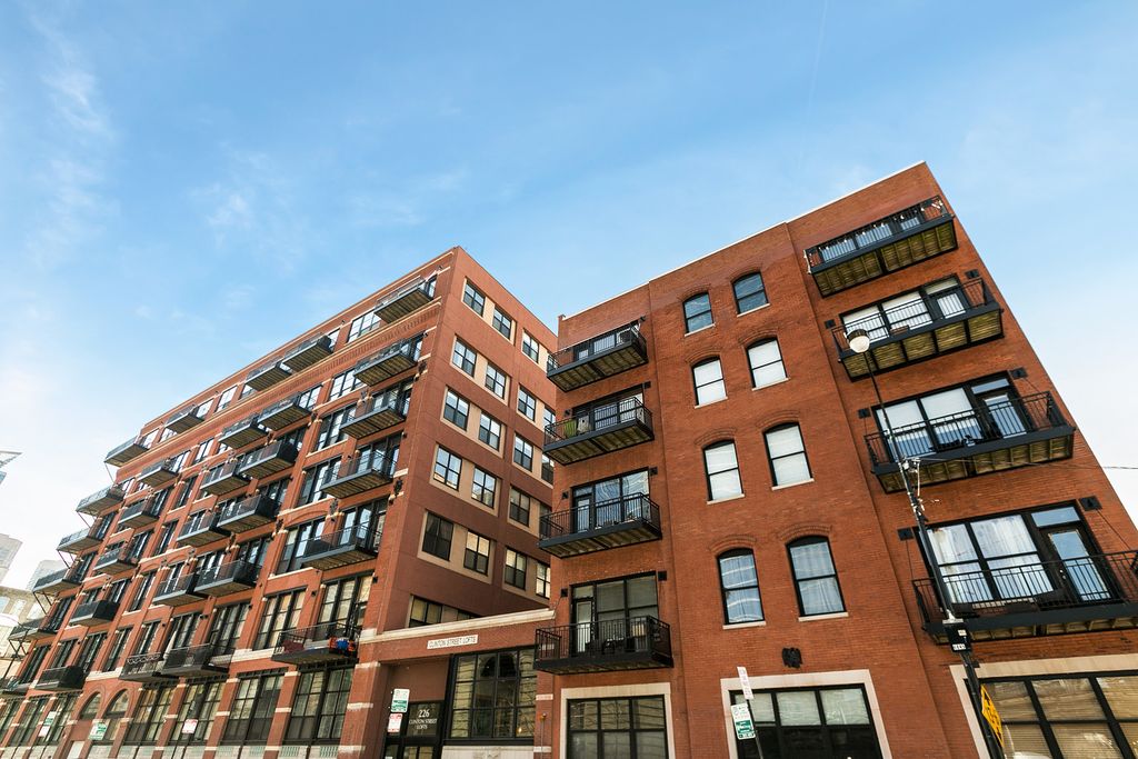 226 N Clinton St #308, Chicago, IL 60661