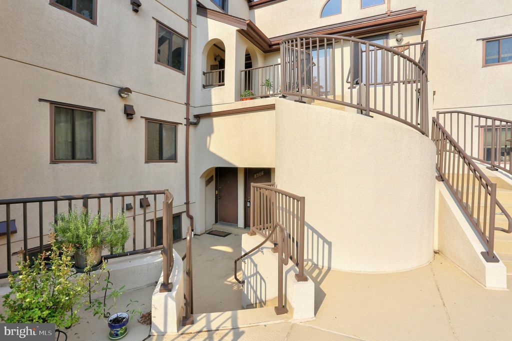 8906 Battery Pl #4, Bethesda, MD 20814