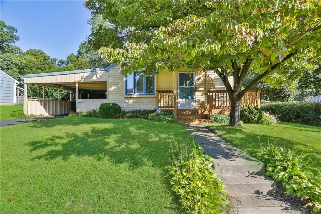17 Sunnyside Dr, Shelton, CT 06484
