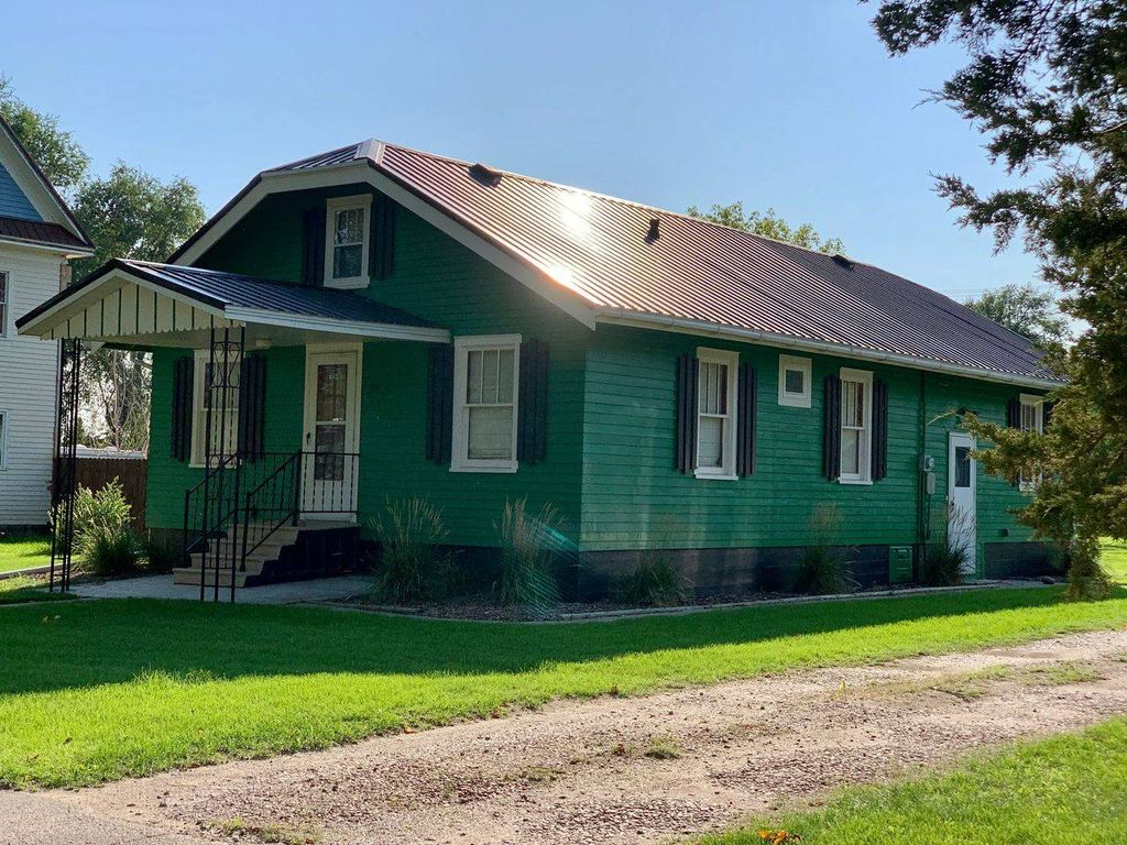 719 Sherman St, Leola, SD 57456