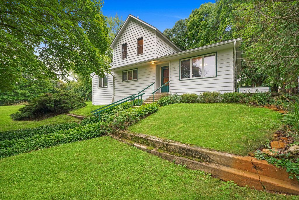 583 N Plum Tree Rd, Barrington, IL 60010