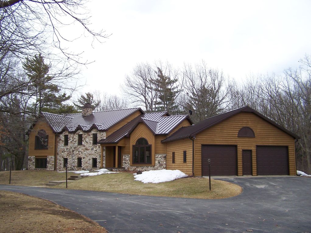 2000 Hawthorne Heights Dr, De Pere, WI 54115