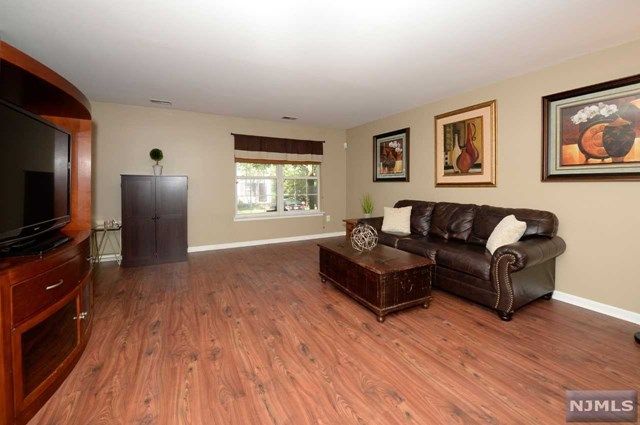 2350 Pembroke Ct, Mahwah, NJ 07430