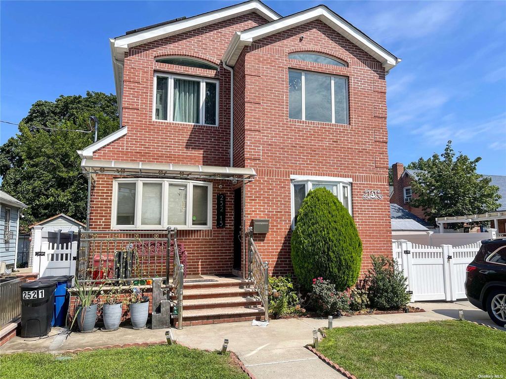25215 82nd Ave, Bellerose, NY 11426