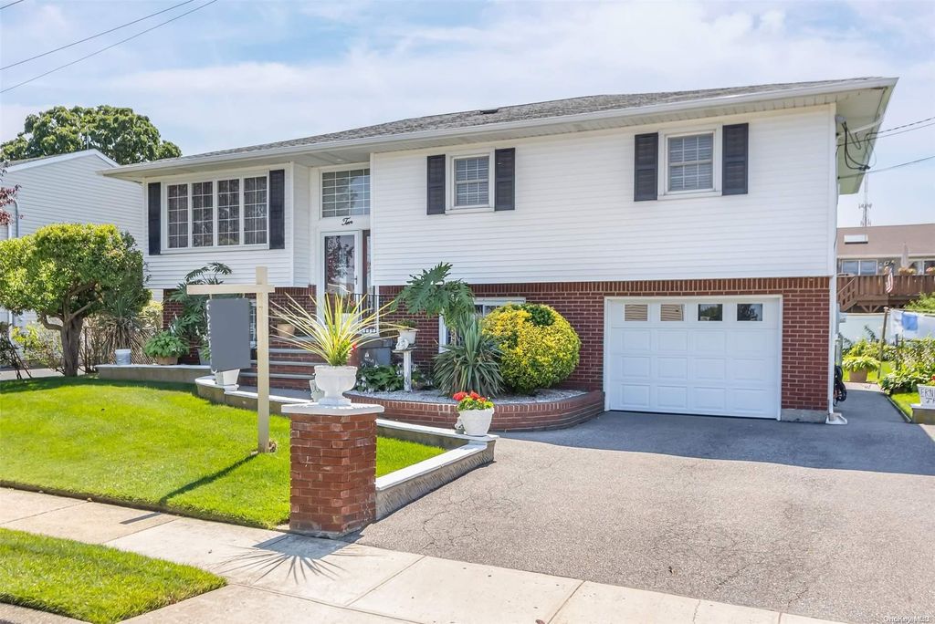 10 Hoyt Place, Lindenhurst, NY 11757