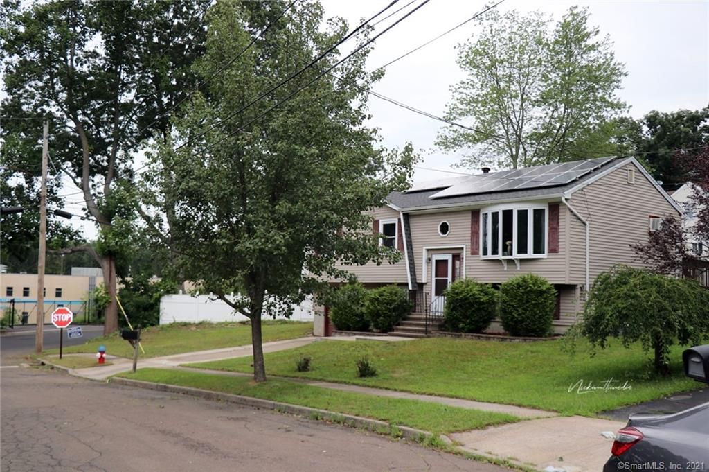 1 Timberland Dr, West Haven, CT 06516