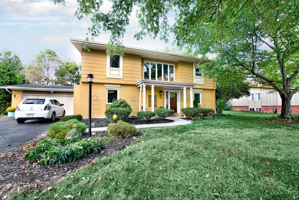 7450 Huckleberry Ln, Montgomery, OH 45242