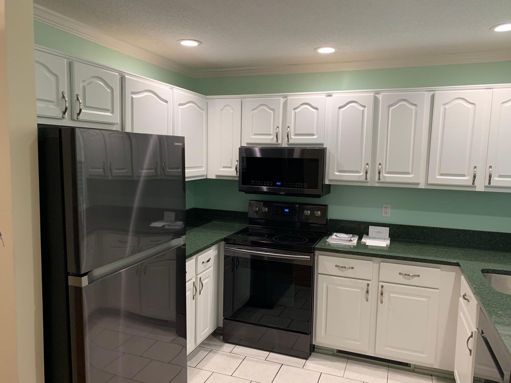 4 Madaket Ct, Guilford, CT 06437