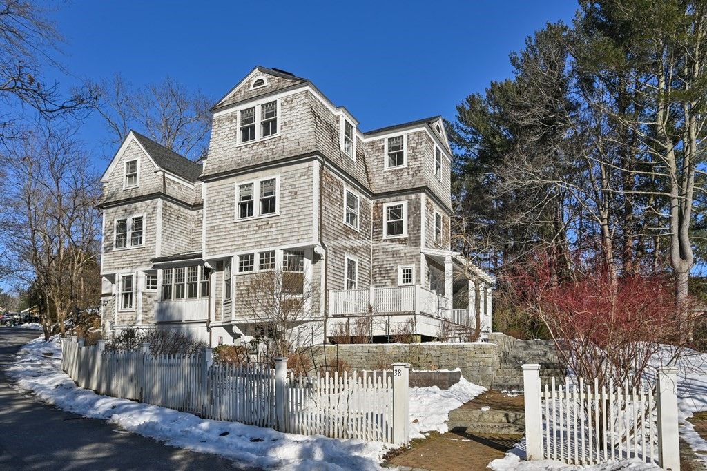 38 Sea St, Manchester, MA 01944