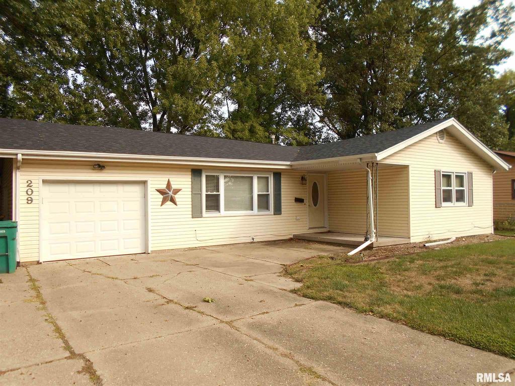 209 Jana Rd, Macomb, IL 61455