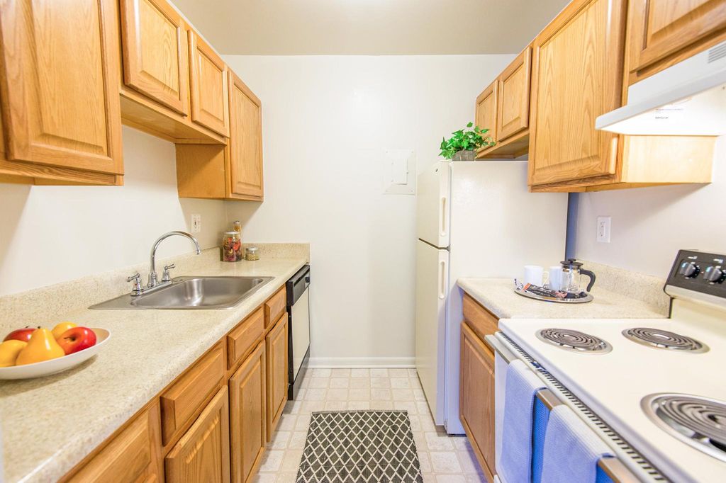 2960 Birch Hollow Dr, Ann Arbor, MI 48108