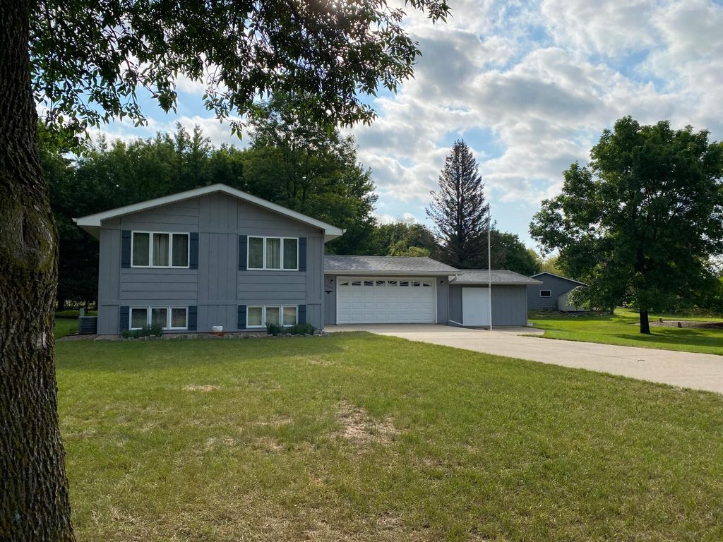 2205 18th Ave, Windom, MN 56101