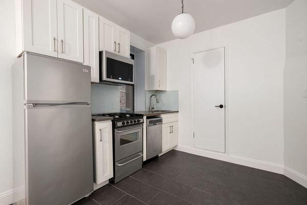 106 8th Ave #2r, New York, NY 10011