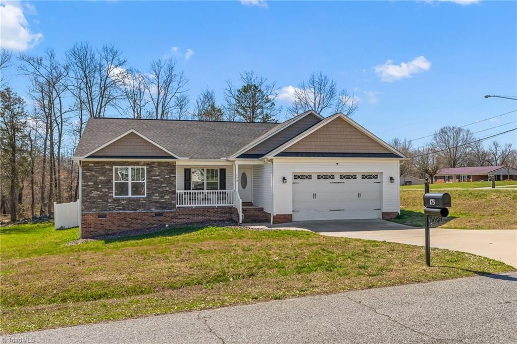 173 Von Logan Dr, Thomasville, NC 27360
