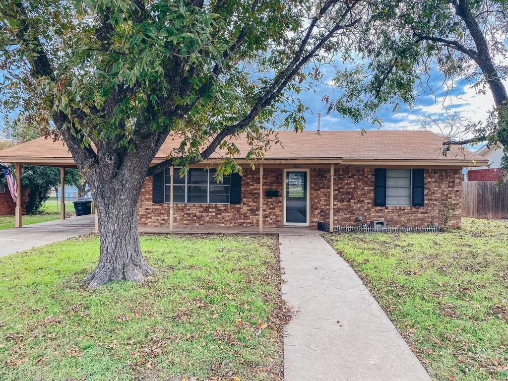 2003 S Pine St, Brady, TX 76825