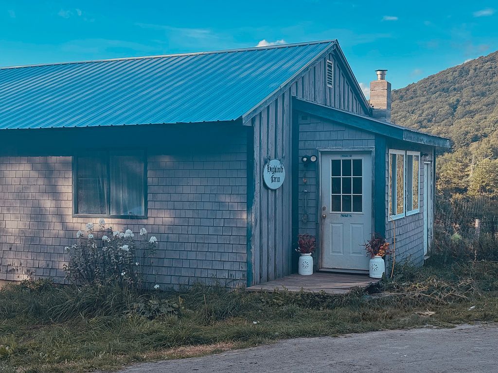 1255 Coles Pond Rd, East Hardwick, VT 05836