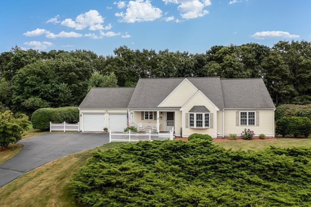 8 Ocean Pines Dr, Bourne, MA 02532