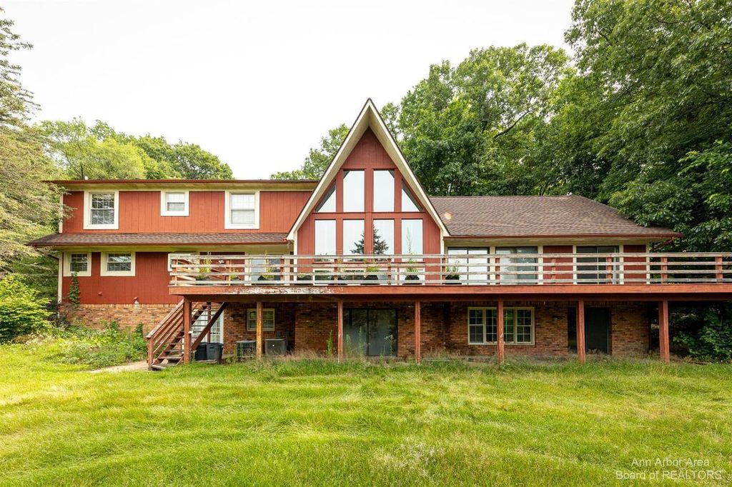 5621 Navajo Trl, Pinckney, MI 48169