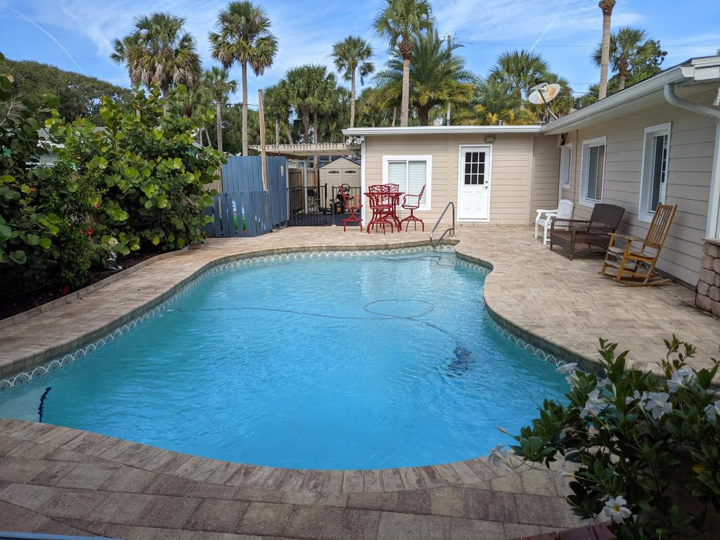 320 1st St, Atlantic Beach, FL 32233