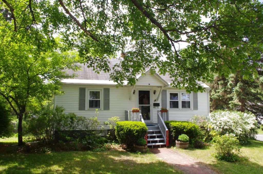 14 Tucker St, Lenox, MA 01240
