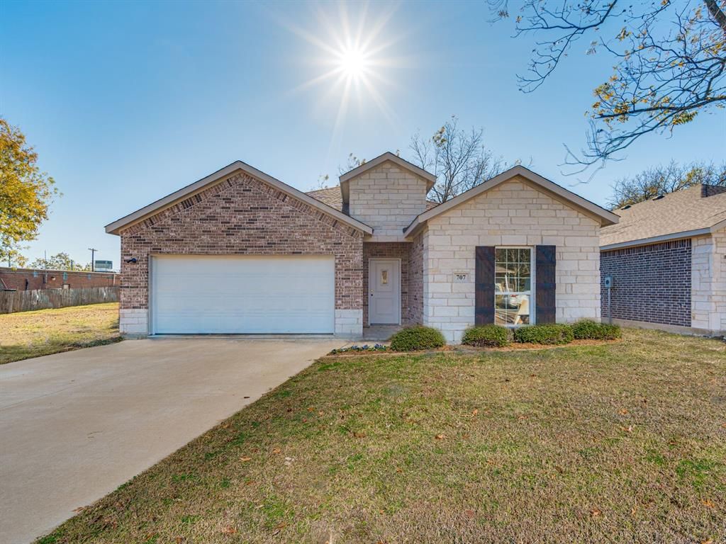 707 W Waco St, Ennis, TX 75119