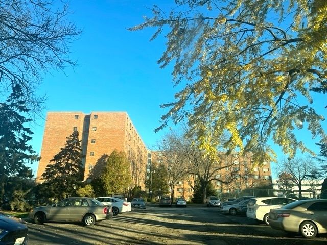 8439 W Catherine Ave #111, Chicago, IL 60656