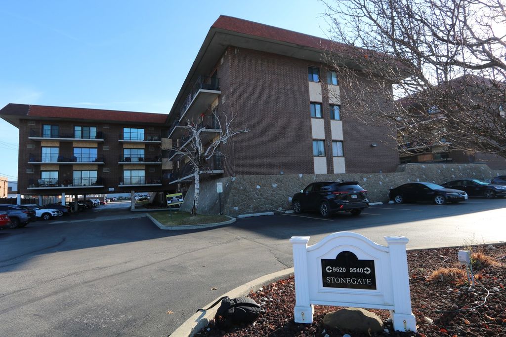 9520 Mayfield Ave #N201, Oak Lawn, IL 60453