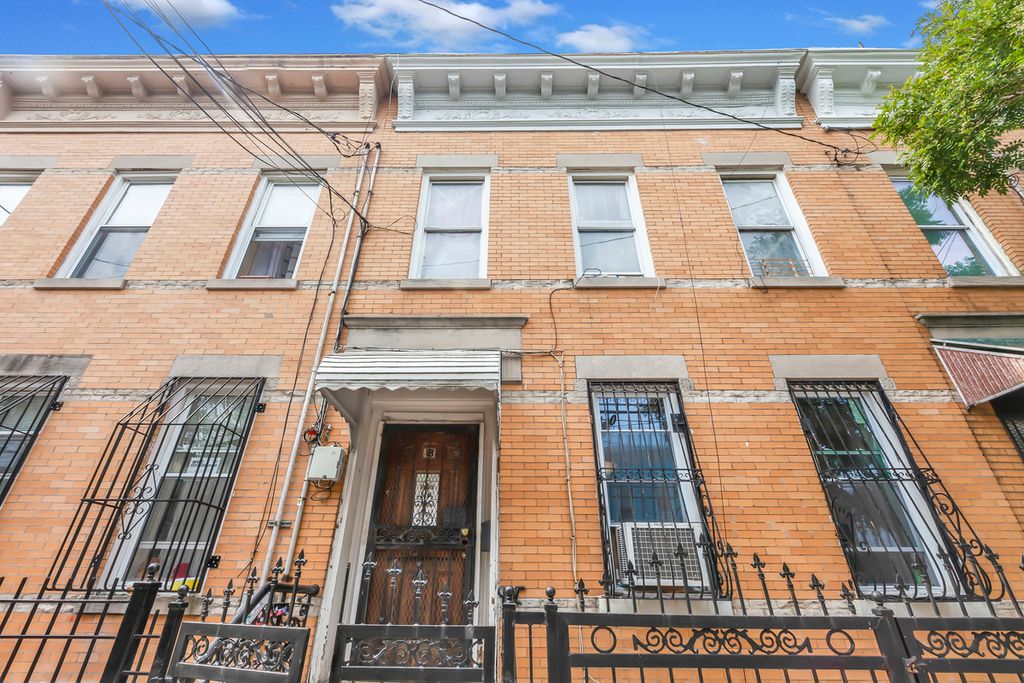 18 Pine St, Brooklyn, NY 11208 4 Bed, 3 Bath SingleFamily Home 16