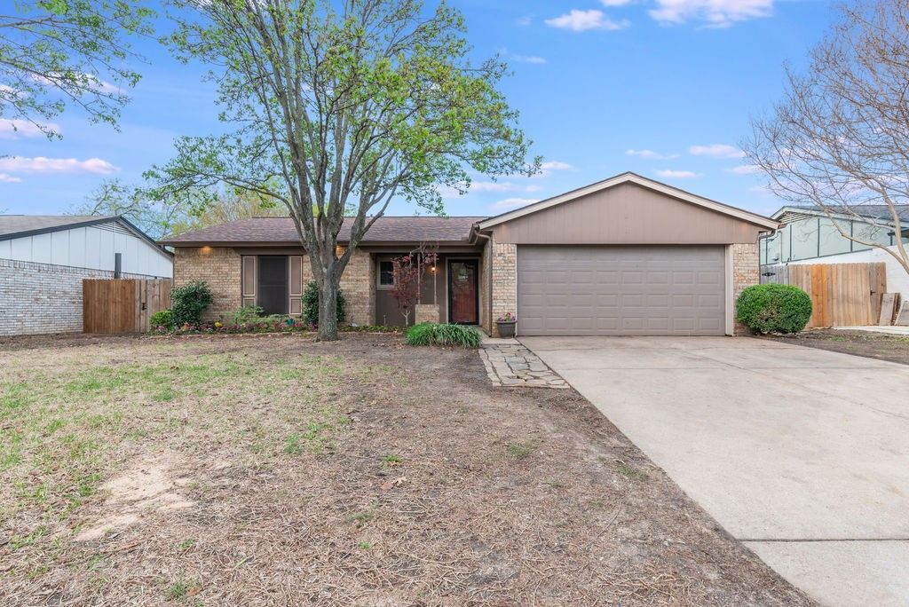 525 Parkview Dr, Burleson, TX 76028