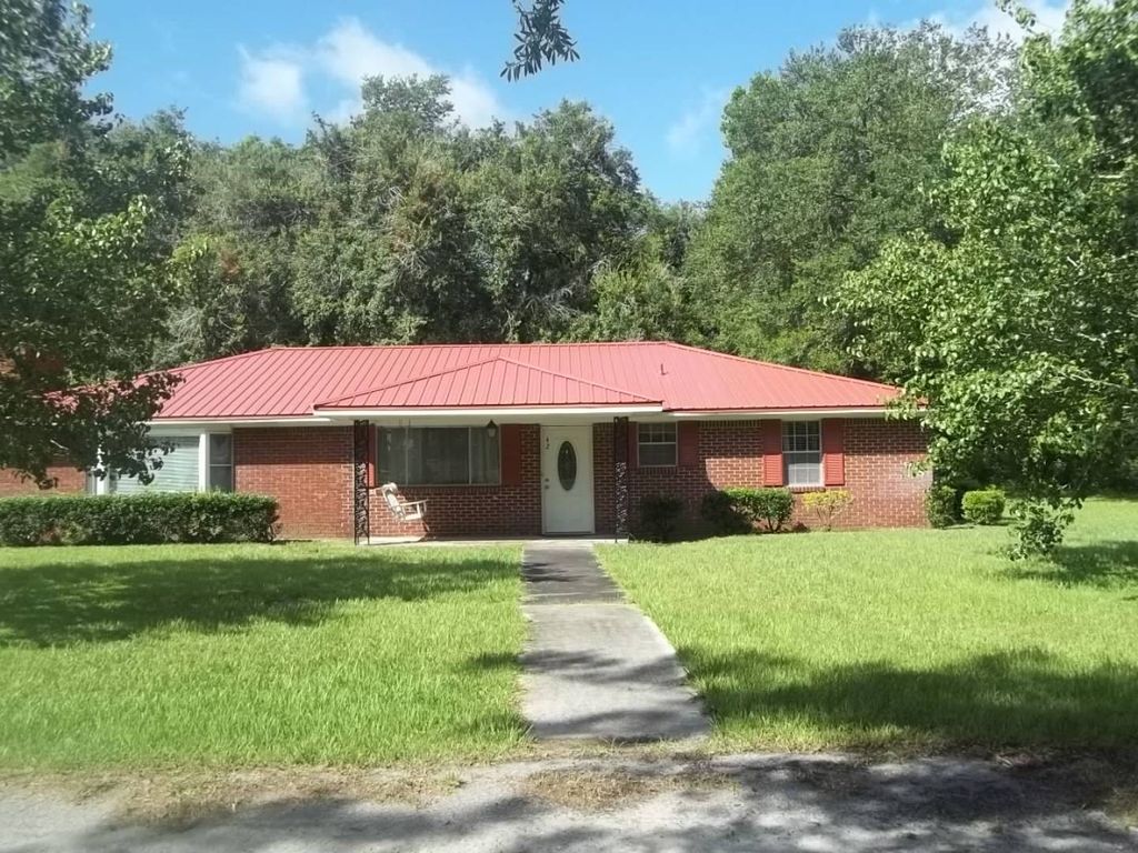 42 Oak St, Varnville, SC 29944