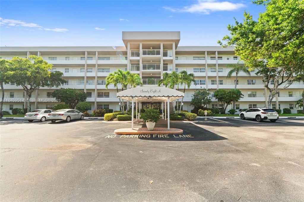 3970 Oaks Clubhouse Dr #104, Pompano Beach, FL 33069