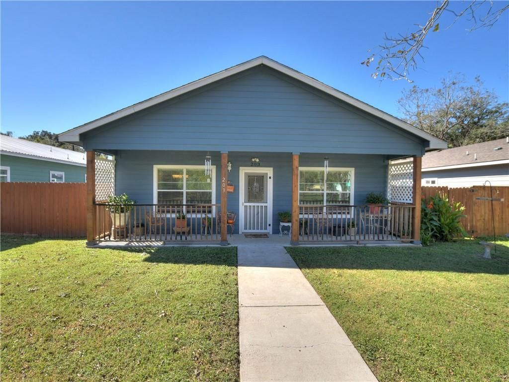 203 Shade St, Smithville, TX 78957