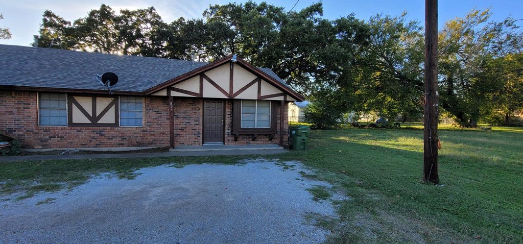 817 N Avenue A, Springtown, TX 76082