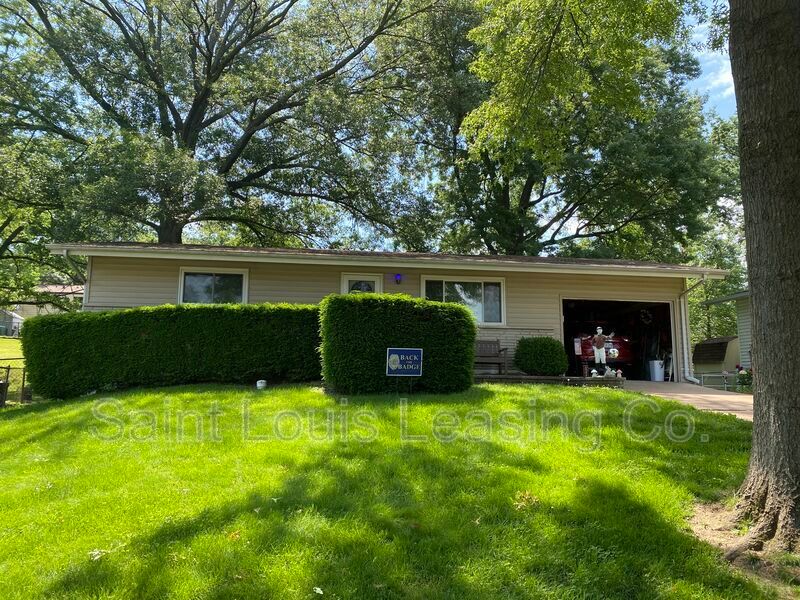 4504 Wolfgang Dr, Saint Louis, MO 63129