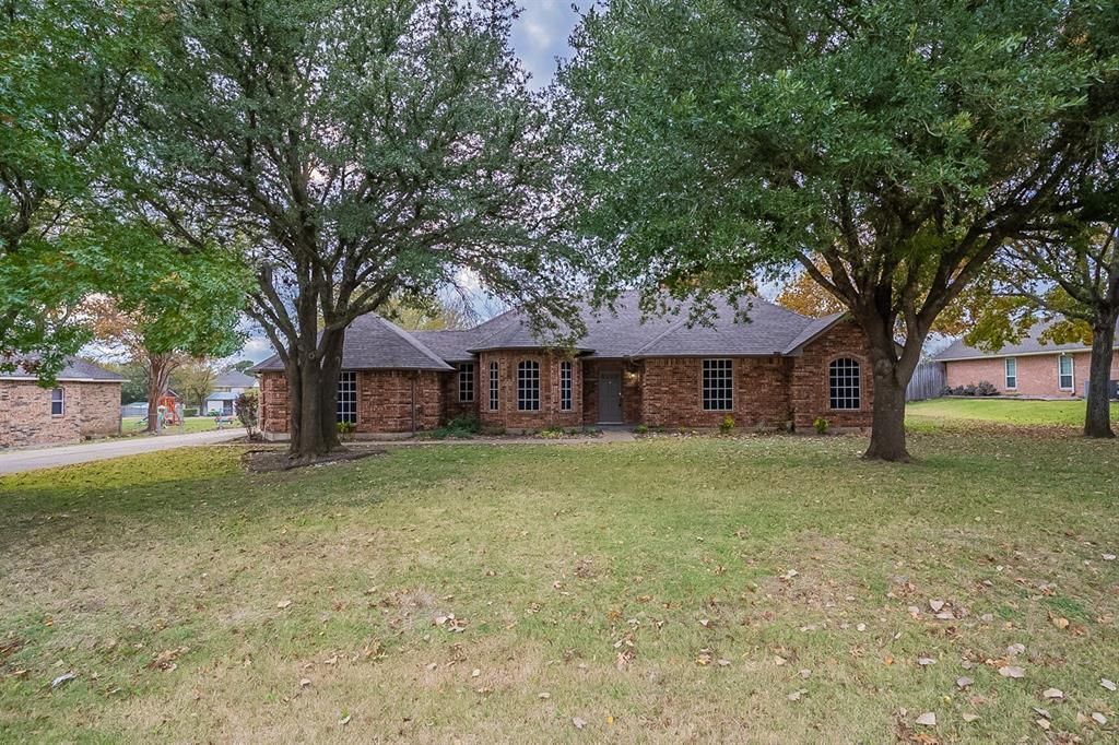 921 Country Creek Ln, Red Oak, TX 75154