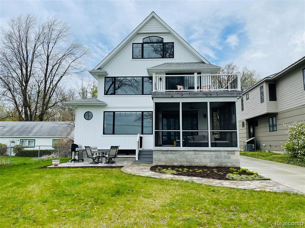 759 E Walled Lake Dr, Walled Lake, MI 4 Bed, 3 Bath SingleFamily