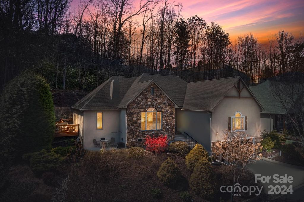 70 Carriage Highlands Ct, Hendersonville, NC 28791
