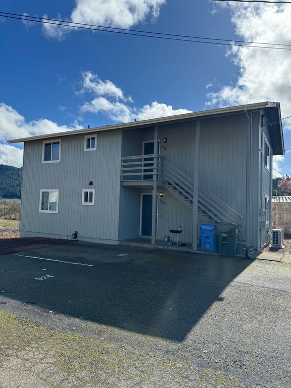 924 S Comstock Rd, Sutherlin, OR 97479