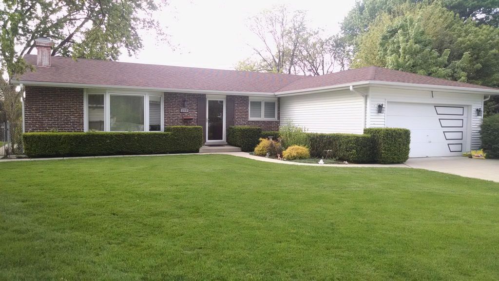 210 E Knob Hill Dr, Arlington Heights, IL 60004