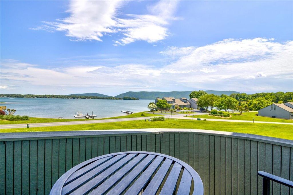 70 Clubhouse Tower Cir #614, Moneta, VA 24121