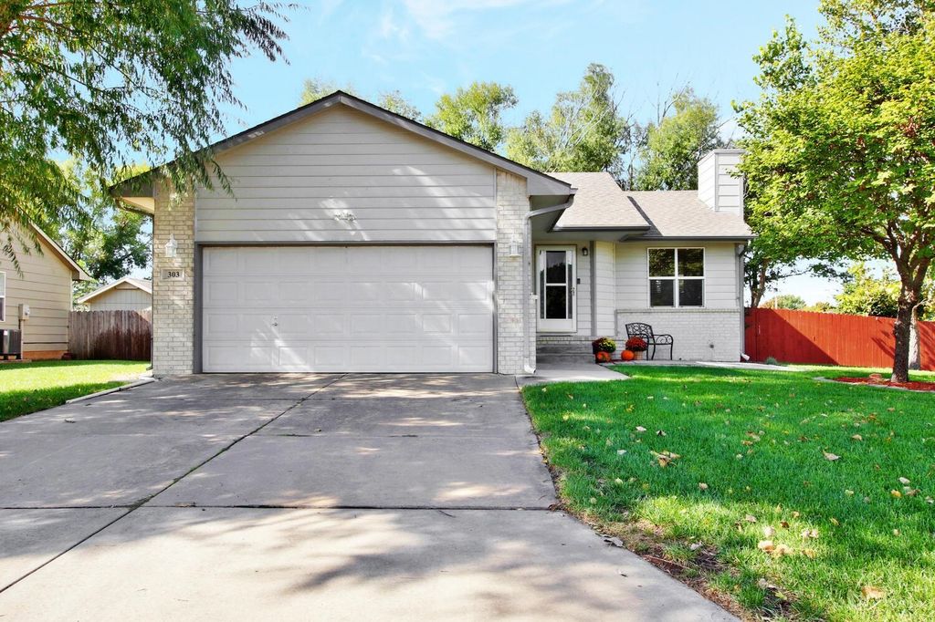 303 Victoria Ct, Newton, KS 67114