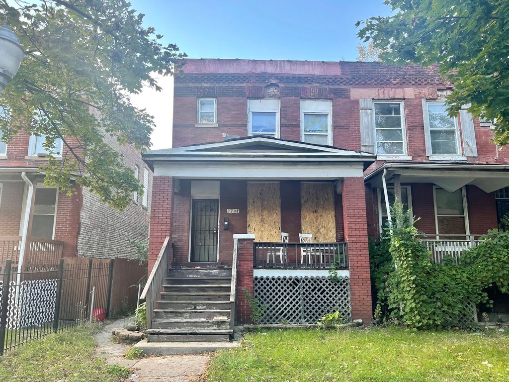 2704 E 75th Pl, Chicago, IL 60649