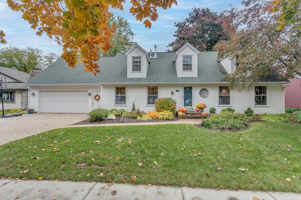 2716 North BEECHWOOD COURT, Appleton, WI 54911