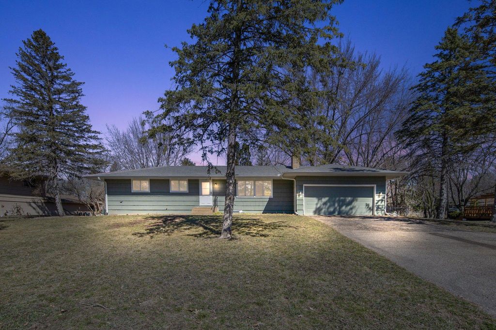 8320 Wesley Dr, Golden Valley, MN 55427