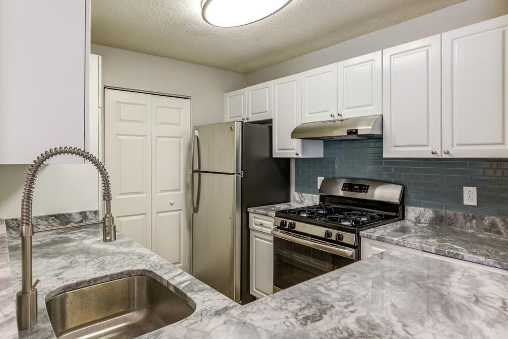 1 Avalon Dr, Peabody, MA 01960