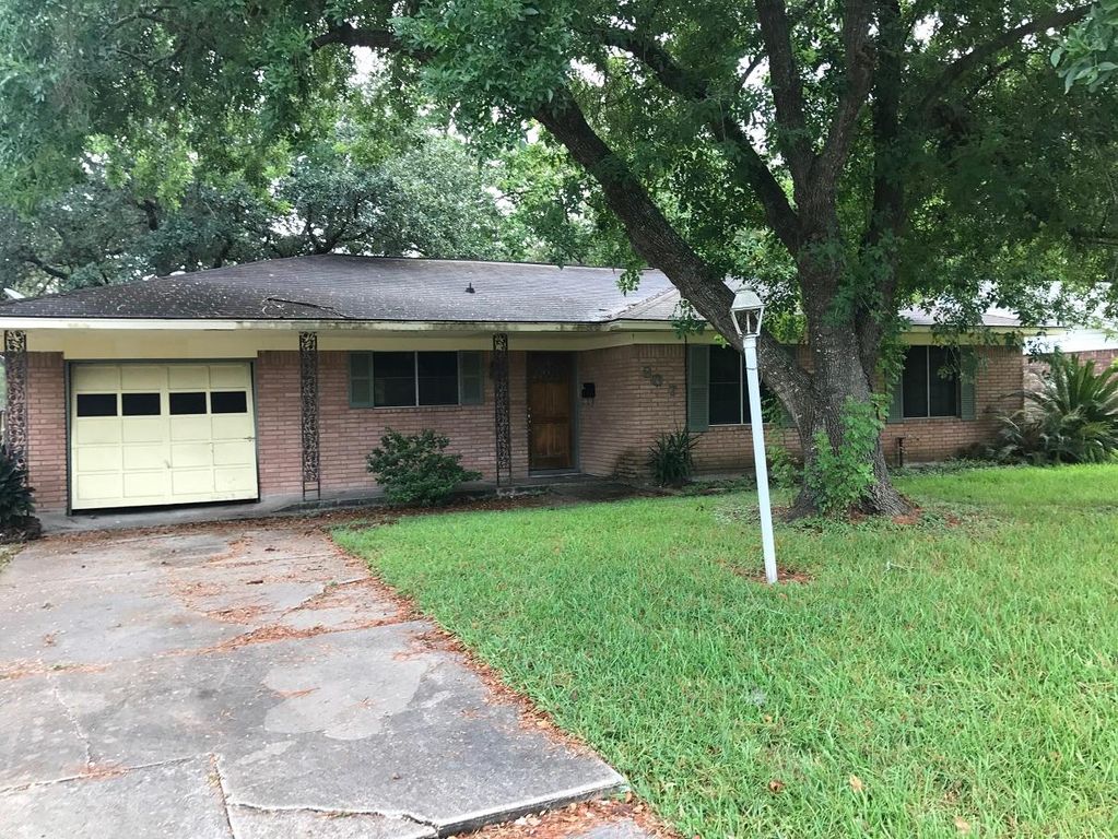 807 Sycamore St, Lake Jackson, TX 77566