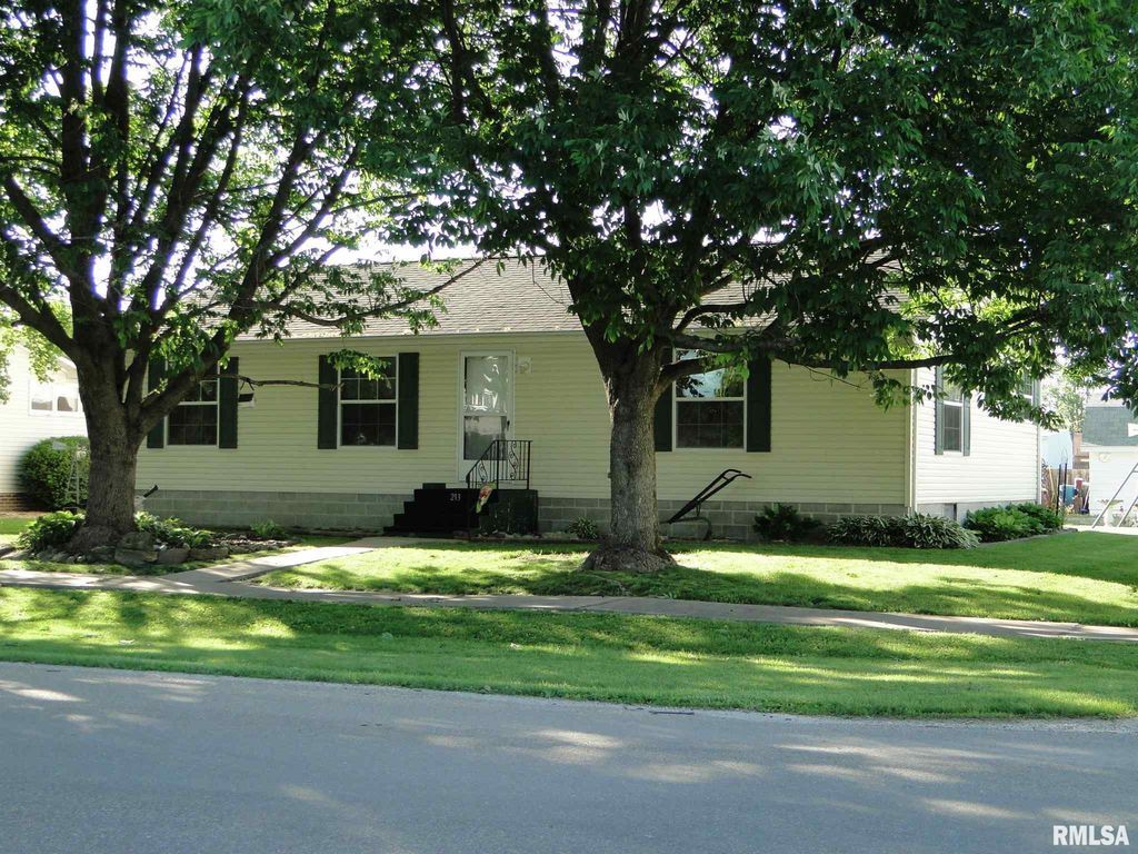 213 E South St, Colchester, IL 62326